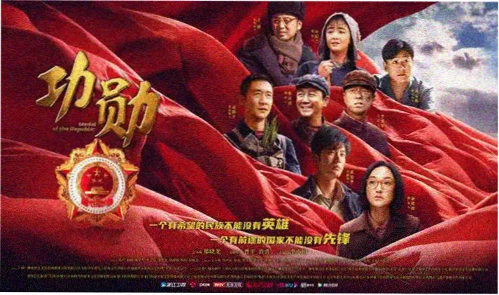 舞台灯光下的主唱侧脸特写